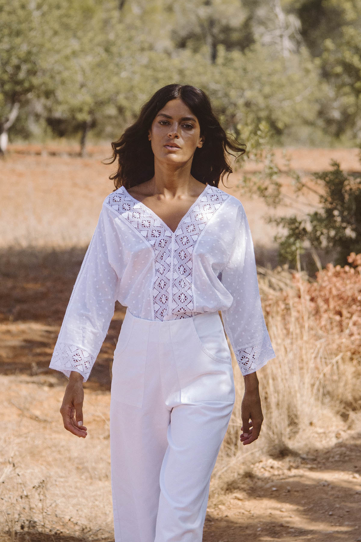 ROMANTIC V LACE TRIM TOP I WHITE