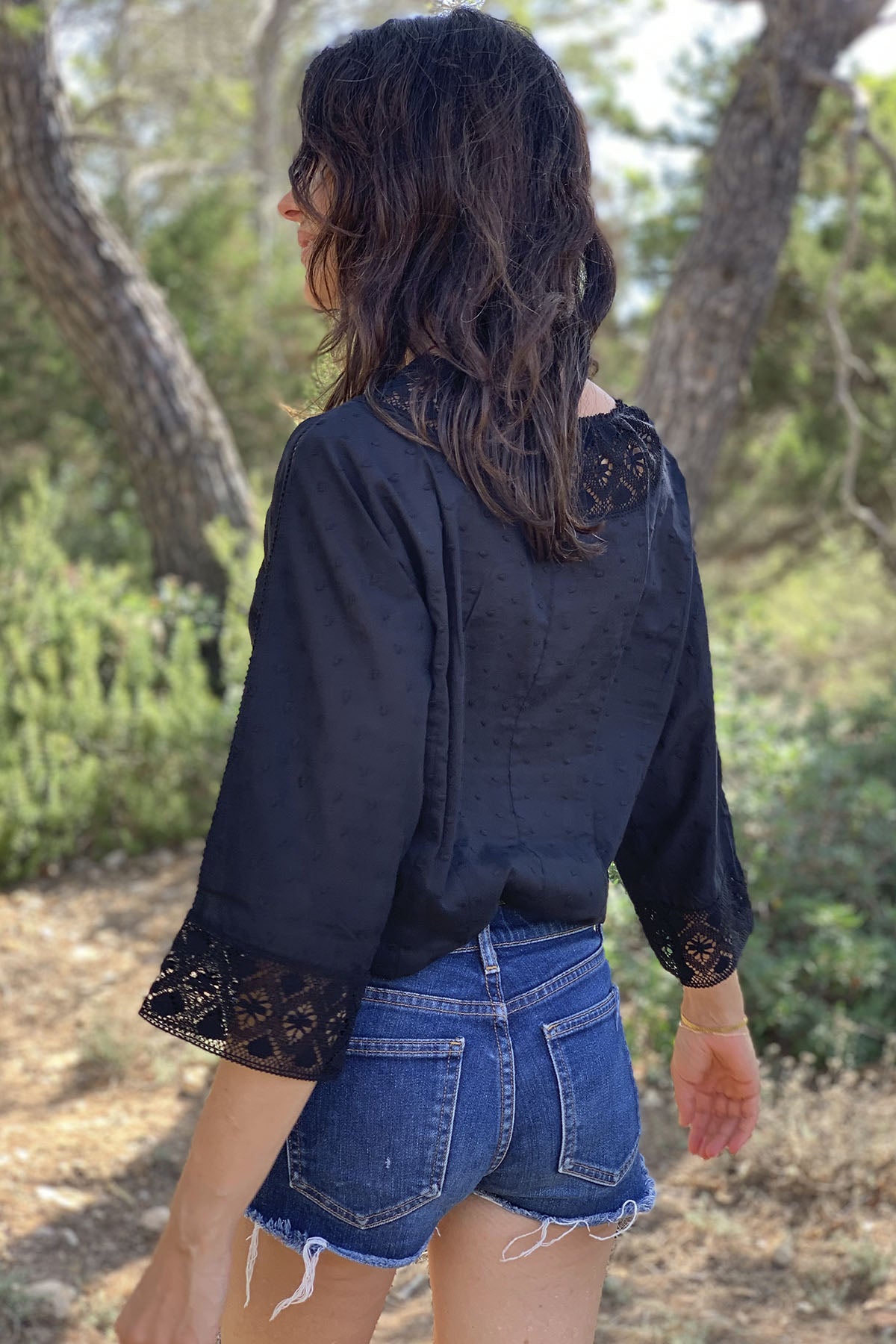 ROMANTIC V LACE TRIM TOP I BLACK