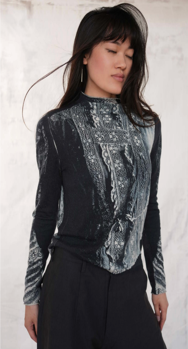 VICTORIAN PRINT TURTLENECK