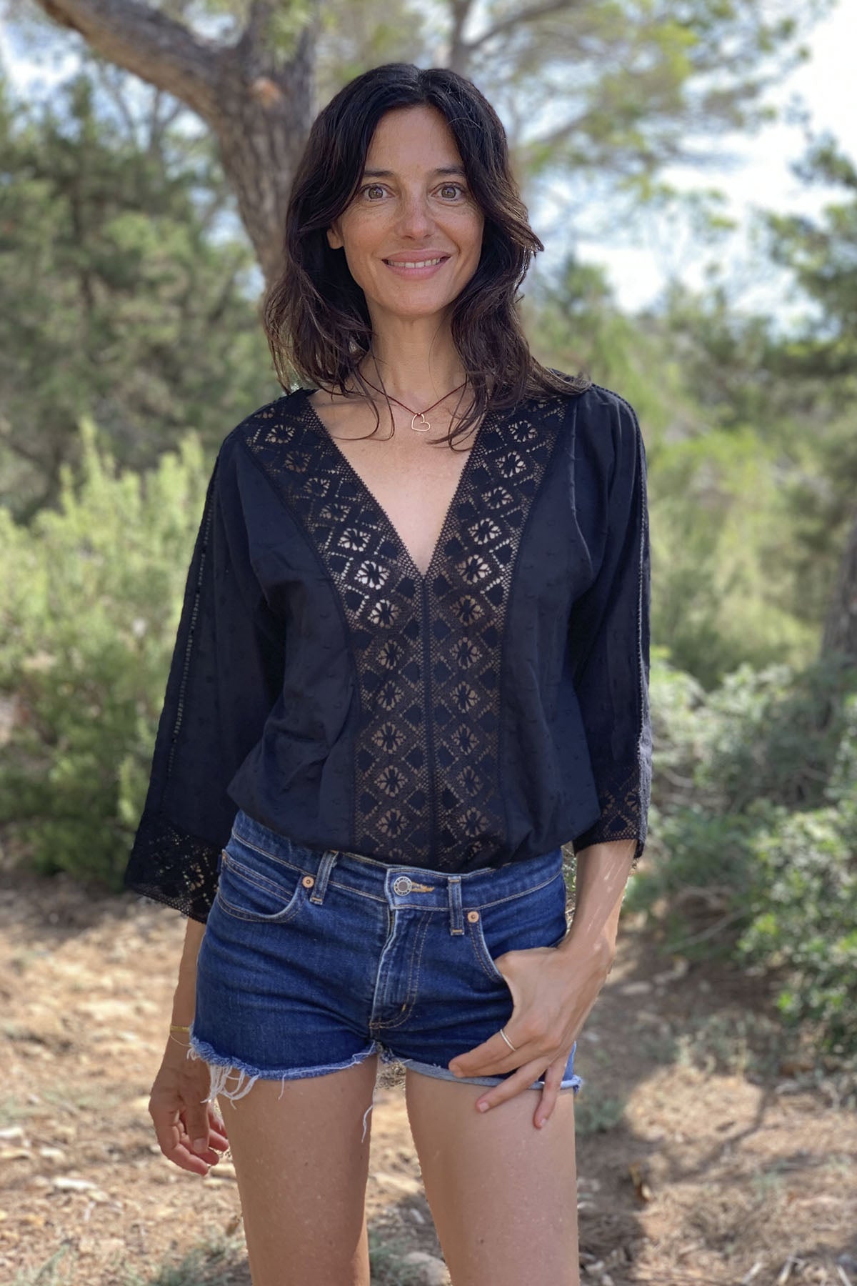 ROMANTIC V LACE TRIM TOP I BLACK