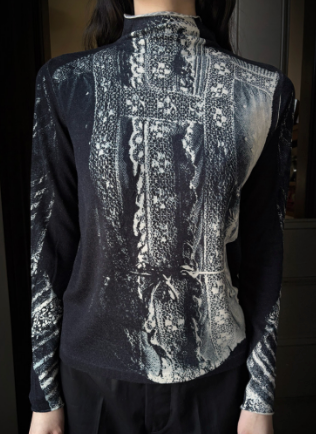 VICTORIAN PRINT TURTLENECK